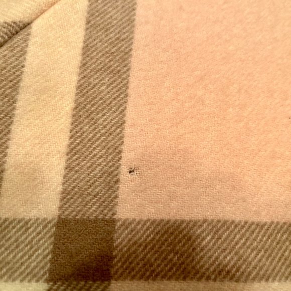 Burberry Cashmere/wool blend Poncho. Classic plaid in pink and brown
Candy Check - Picture 10 of 10